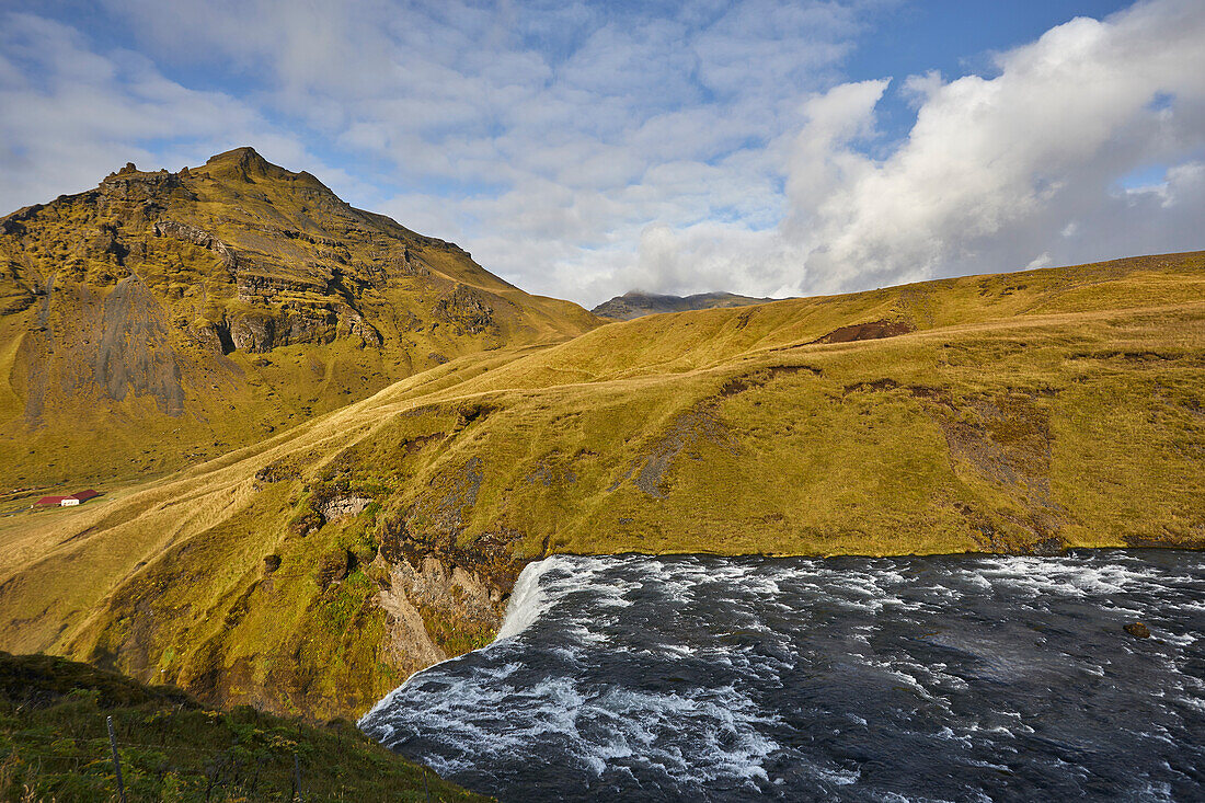 Spitze des Skogafoss Wasserfalls und grüne Vegetation in Südisland; Island