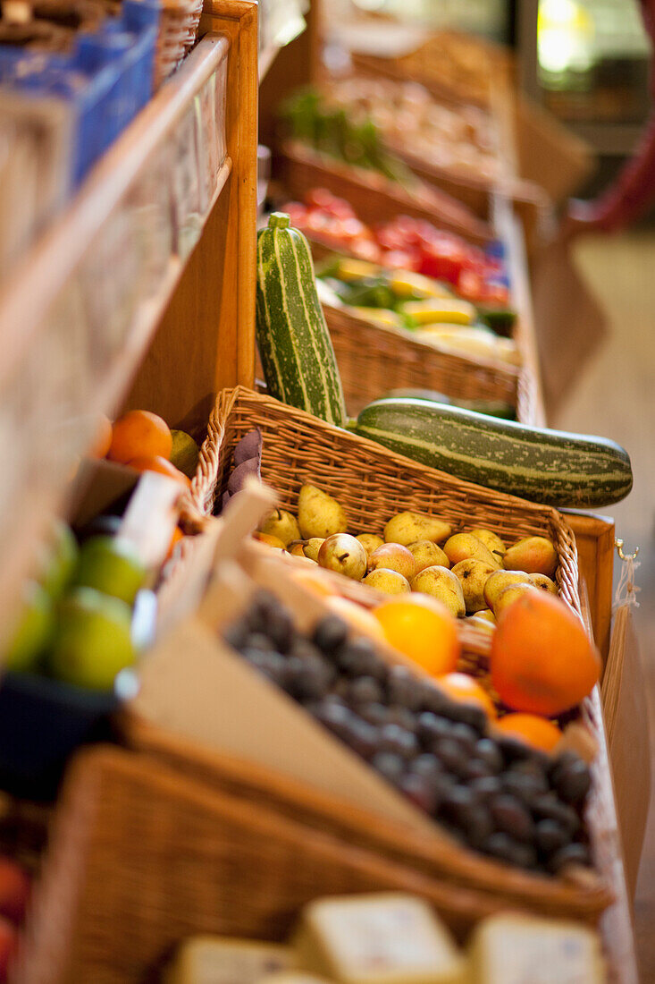 Mit frischem Obst und Gemüse gefüllte Körbe in einem Lebensmittelladen