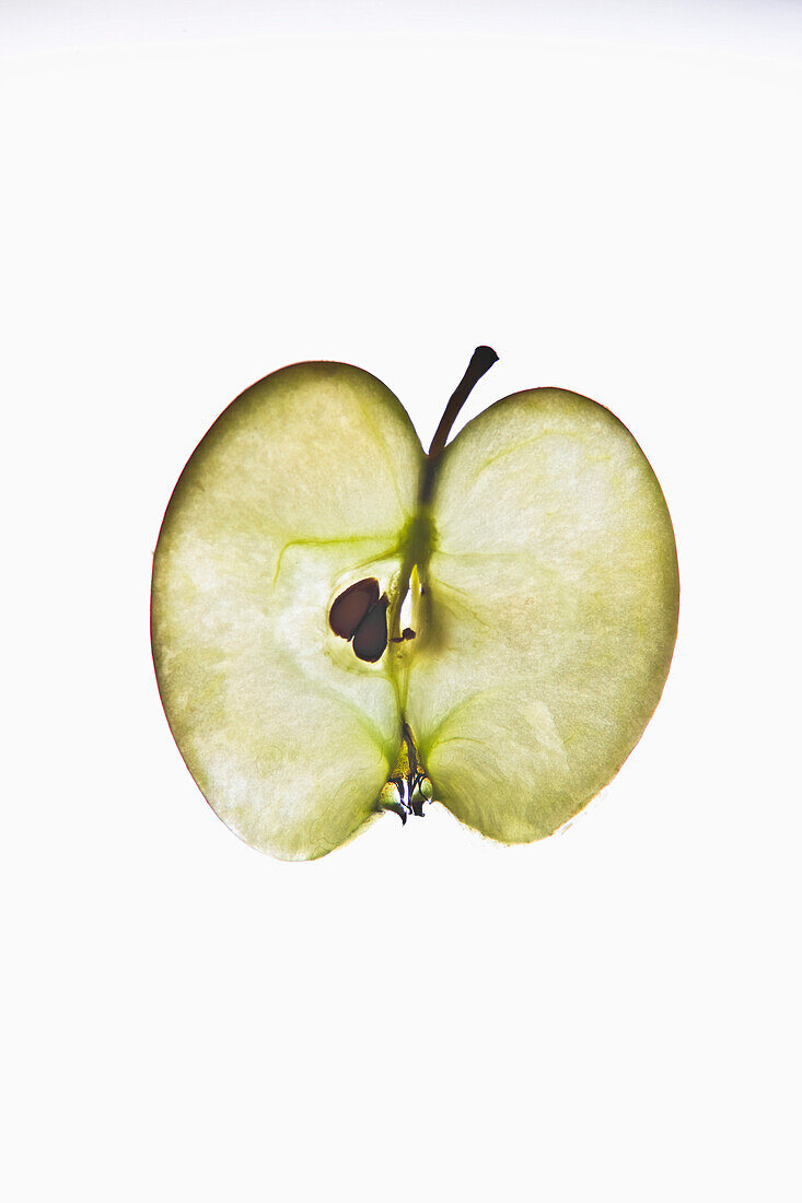 Extreme Nahaufnahme eines aufgeschnittenen Apfels vor weißem Hintergrund