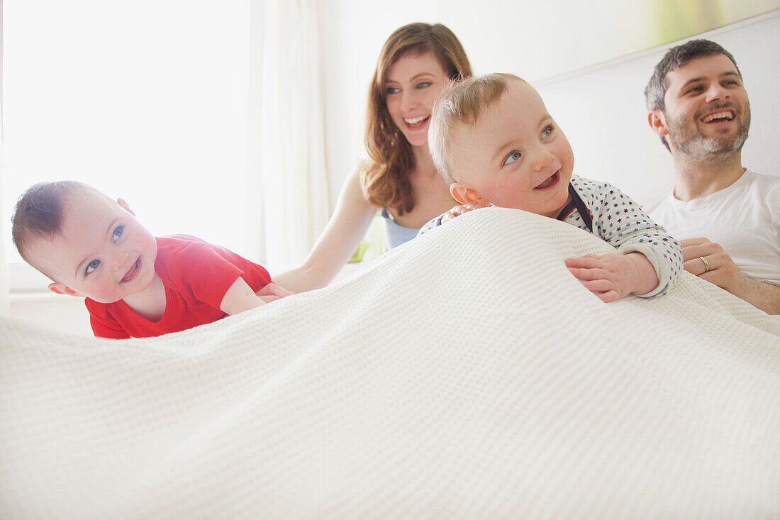 Pärchen im Bett mit Baby-Zwillingen