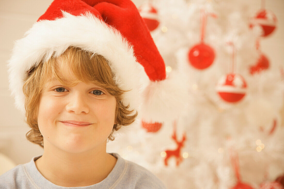 Junge trägt eine rot-weiße Weihnachtsmütze