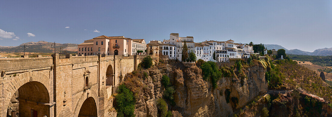 Scenic view bridge and clifftop town, Ronda, Andalusia, Spain