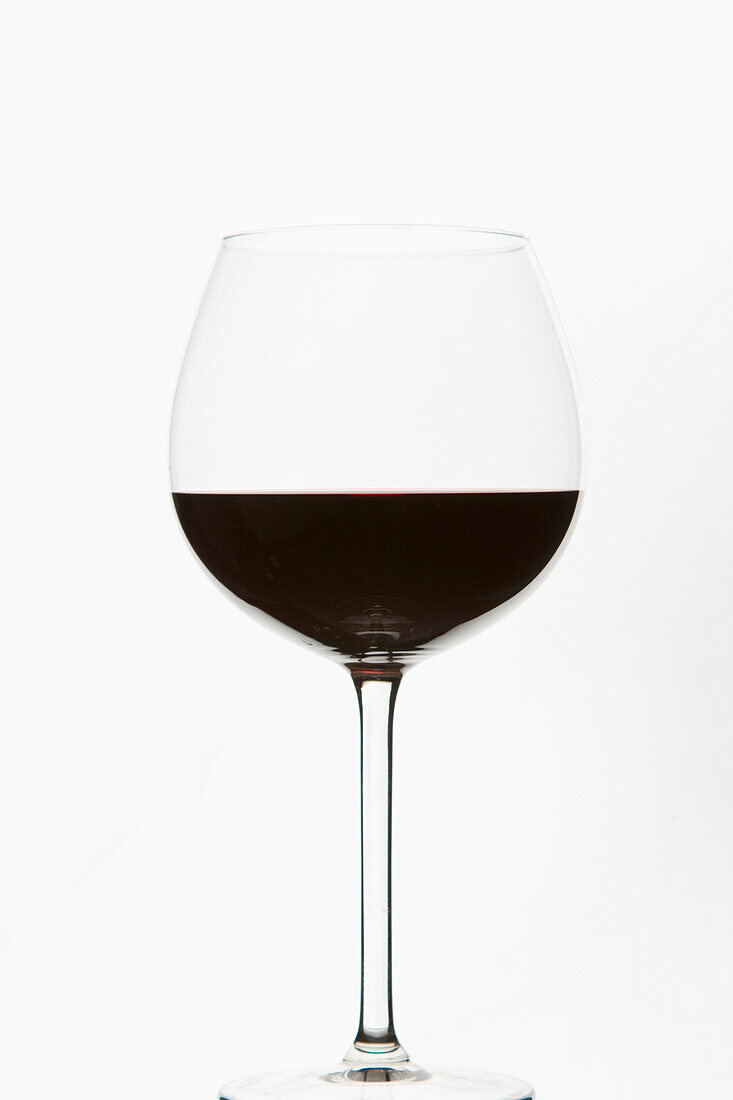 Glas Rotwein auf weißem Hintergrund