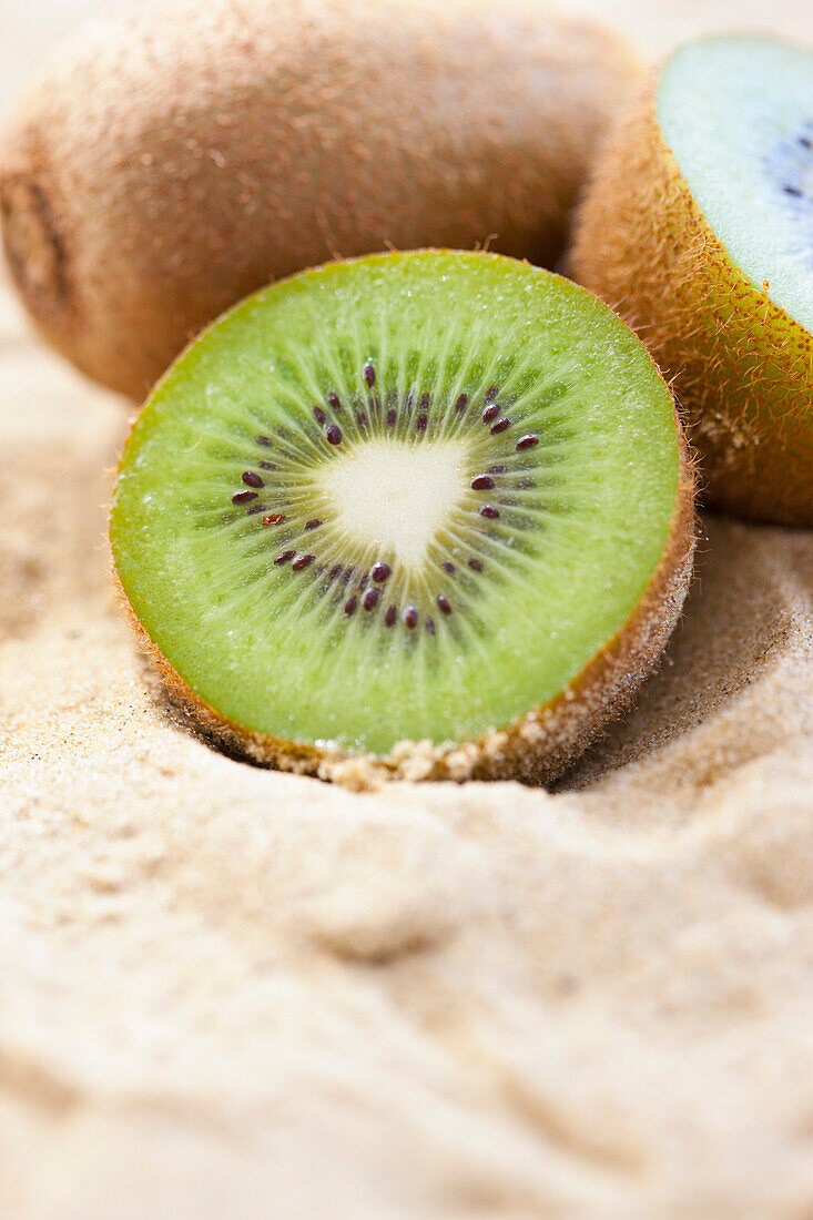 Kiwi-Frucht im Strandsand, Nahaufnahme