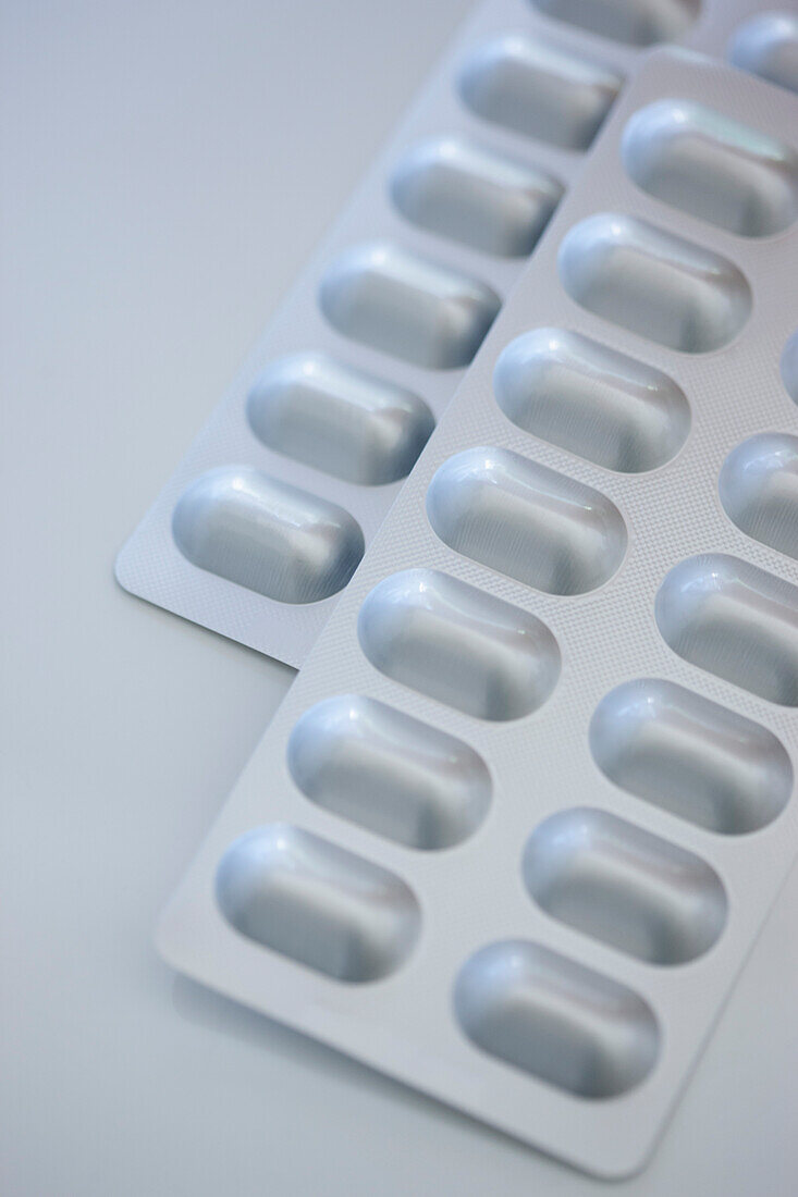 Pillen in Blisterpackungen auf weißem Tisch