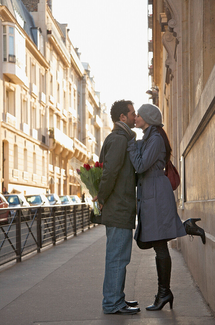 Young couple kissing in a city street