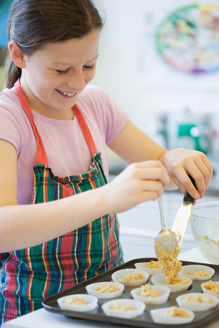 Junges Mädchen im Kochkurs beim Backen