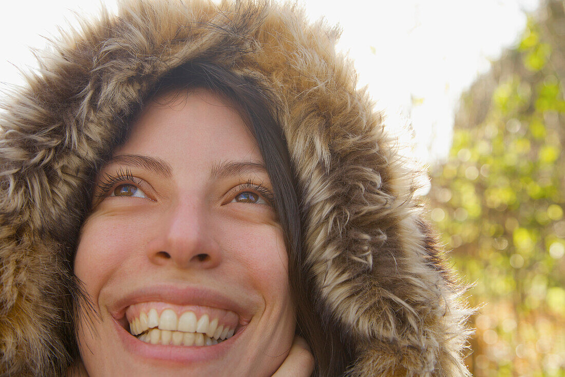 Nahaufnahme einer lächelnden Frau in einem Kapuzenparka