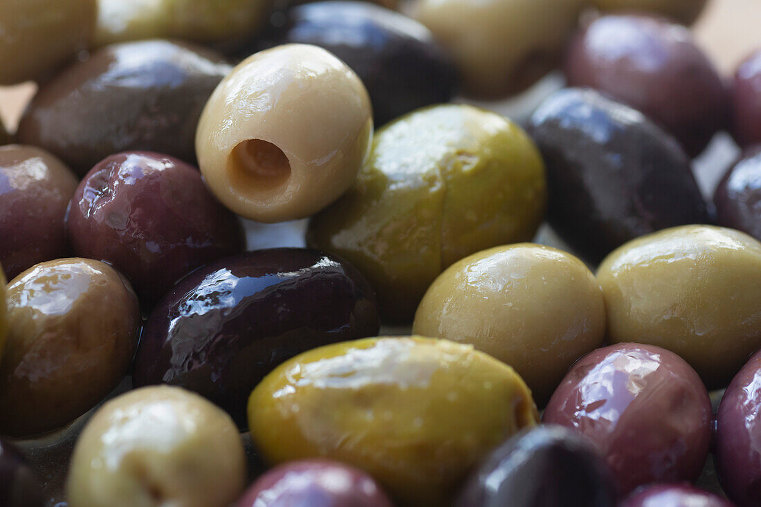 Vollbild-Nahaufnahme einer Vielzahl öliger Oliven