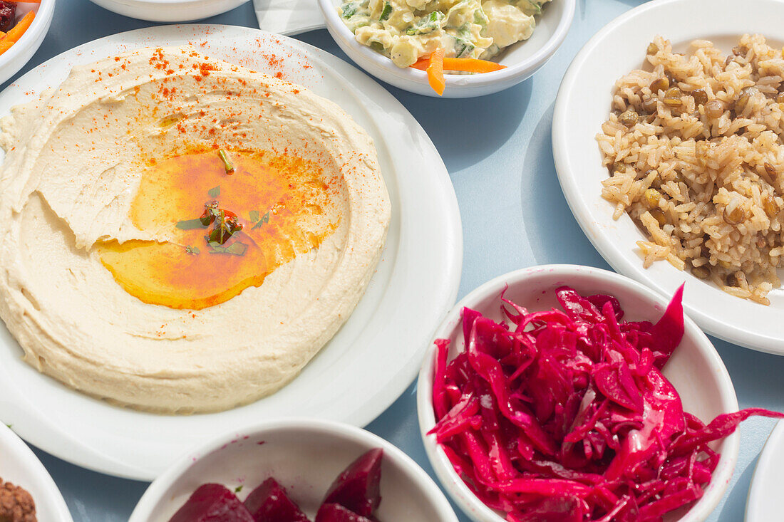 Stilleben, Nahaufnahme Italienische Meze-Variationen mit Hummus, Reis und eingelegten Rüben