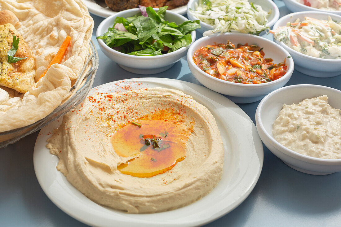 Stilleben mit israelischem Meze, Hummus und Vorspeisen
