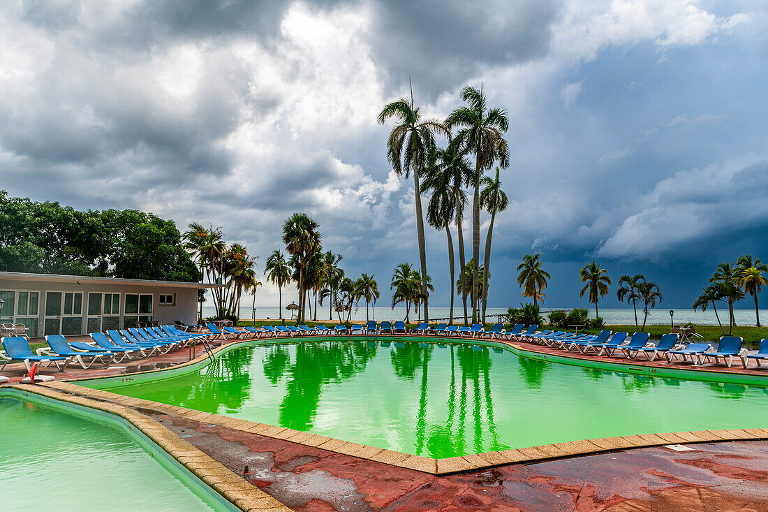 Grüner Pool in einem Luxushotel im Hotel el Colony vor einem Sturm, Isla de la Juventud (Insel der Jugend), Kuba, Westindien, Mittelamerika