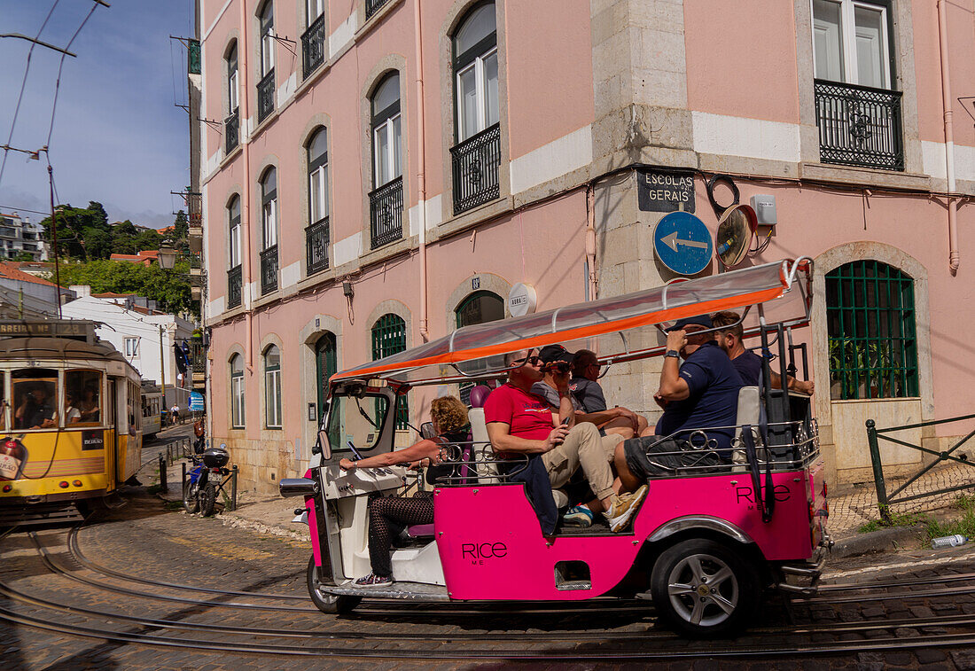 Straßenbahnen und Touristenwagen in der Altstadt von Alfama, Lissabon, Portugal, Europa