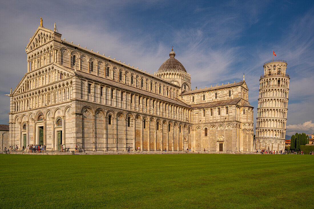 Blick auf den Dom von Pisa und den Schiefen Turm von Pisa, UNESCO-Weltkulturerbe, Pisa, Provinz Pisa, Toskana, Italien, Europa