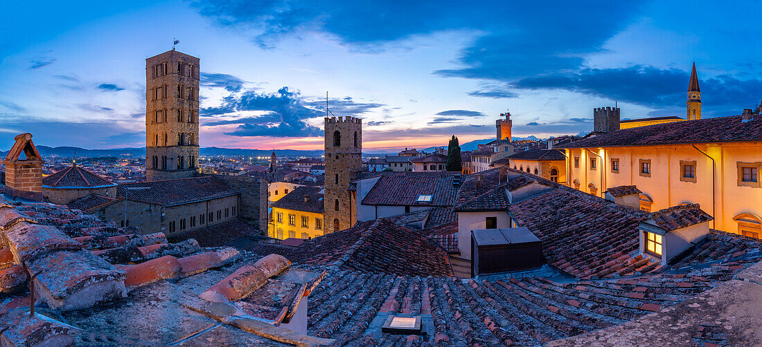 Blick auf die Skyline und die Dächer der Stadt vom Palazzo della Fraternita dei Laici in der Abenddämmerung, Arezzo, Provinz Arezzo, Toskana, Italien, Europa