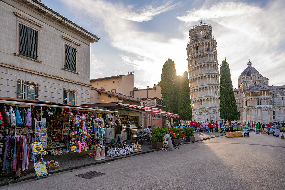 Blick auf Souvenirstände und den Schiefen Turm von Pisa bei Sonnenuntergang, UNESCO-Weltkulturerbe, Pisa, Provinz Pisa, Toskana, Italien, Europa