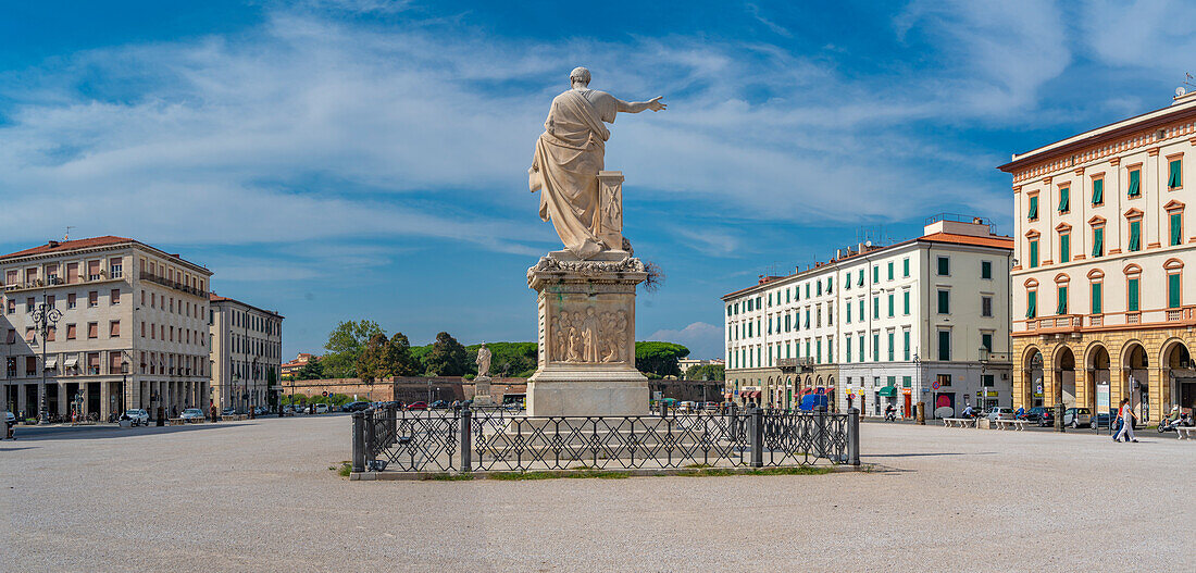 Blick auf die Statue Ferdinando III. auf der Piazza della Repubblica, Livorno, Provinz Livorno, Toskana, Italien, Europa