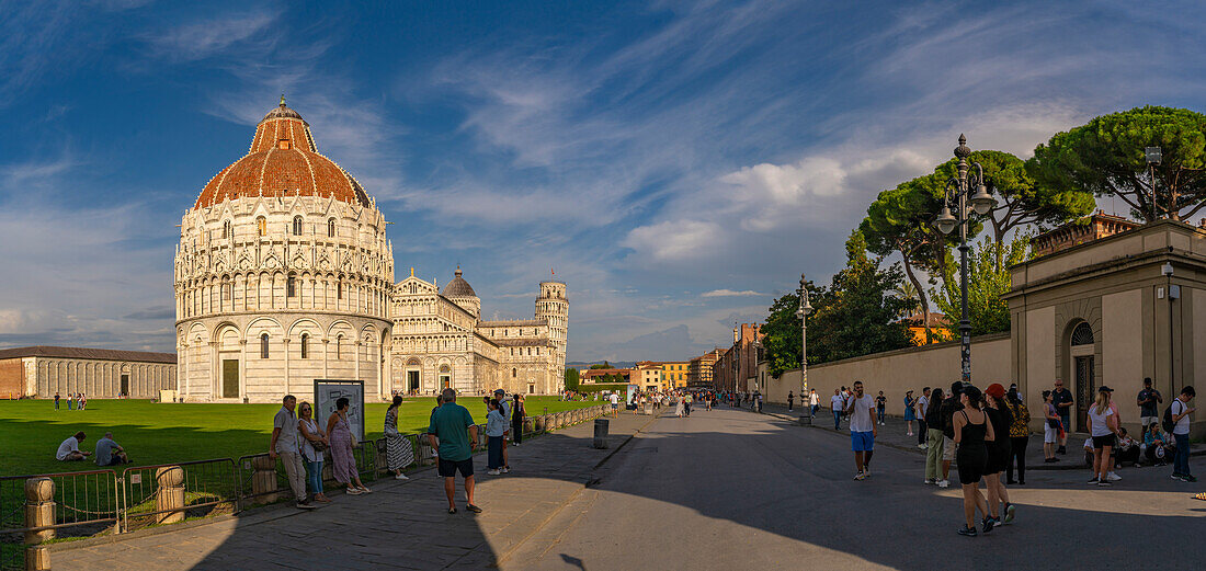 Blick auf das Baptisterium von San Giovanni, den Dom von Pisa und den Schiefen Turm von Pisa, UNESCO-Weltkulturerbe, Pisa, Provinz Pisa, Toskana, Italien, Europa