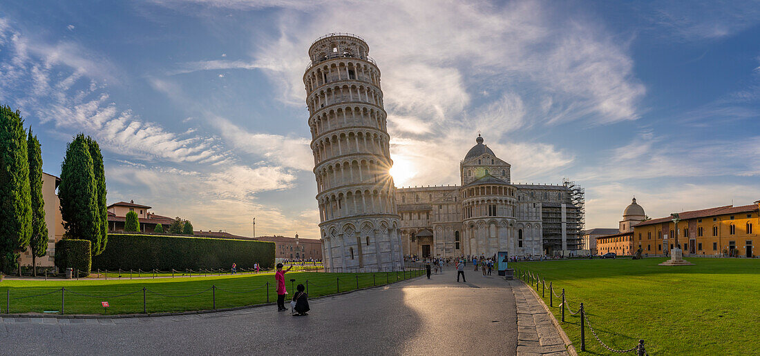 Blick auf den Dom von Pisa und den Schiefen Turm von Pisa bei Sonnenuntergang, UNESCO-Weltkulturerbe, Pisa, Provinz Pisa, Toskana, Italien, Europa