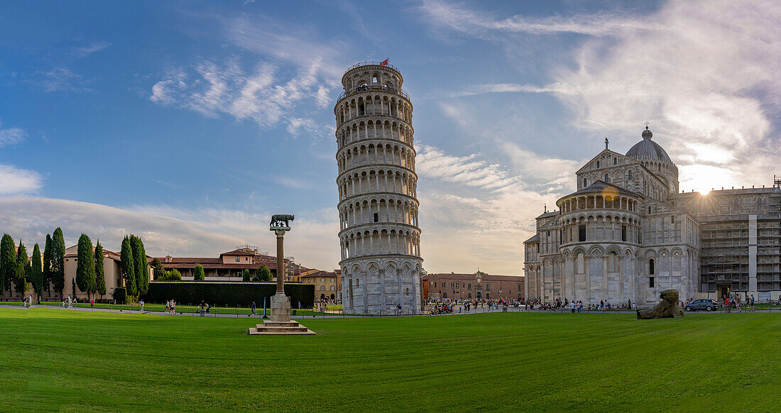 Blick auf den Dom von Pisa und den Schiefen Turm von Pisa bei Sonnenuntergang, UNESCO-Weltkulturerbe, Pisa, Provinz Pisa, Toskana, Italien, Europa