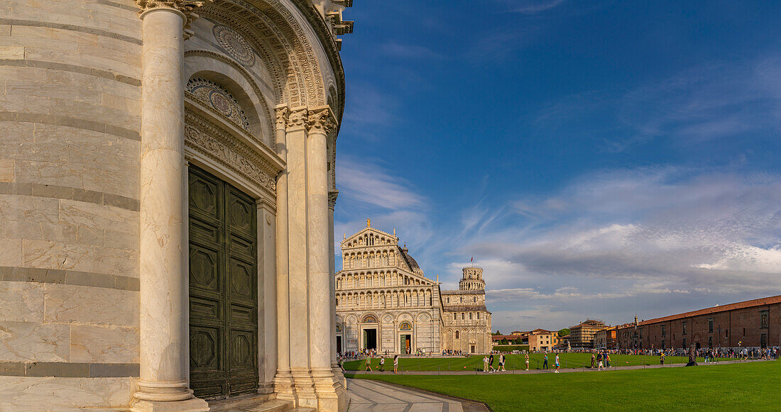Blick auf den Dom von Pisa und den Schiefen Turm von Pisa, UNESCO-Weltkulturerbe, Pisa, Provinz Pisa, Toskana, Italien, Europa