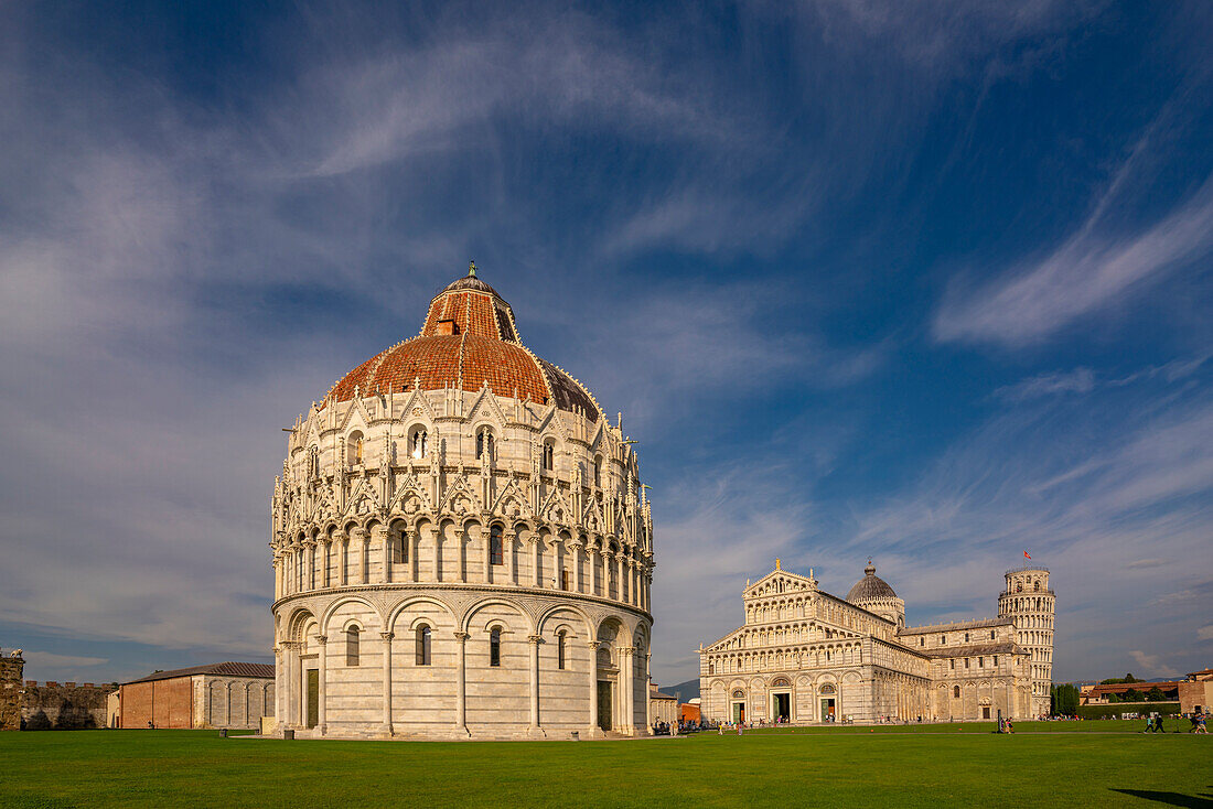 Blick auf das Baptisterium von San Giovanni, den Dom von Pisa und den Schiefen Turm von Pisa, UNESCO-Weltkulturerbe, Pisa, Provinz Pisa, Toskana, Italien, Europa