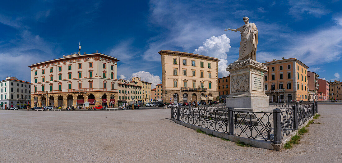 Blick auf die Statue Ferdinando III. auf der Piazza della Repubblica, Livorno, Provinz Livorno, Toskana, Italien, Europa