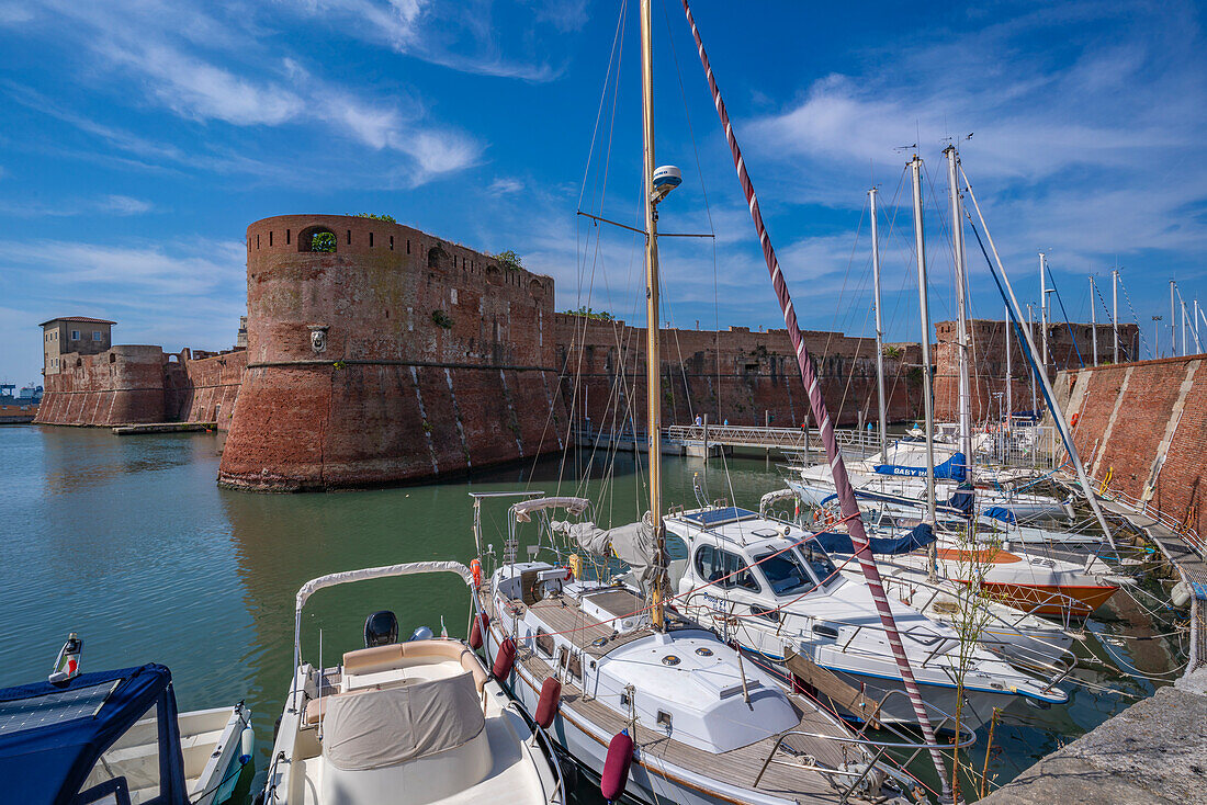 Blick auf die Vecchia-Festung und Boote im Hafen, Livorno, Provinz Livorno, Toskana, Italien, Europa