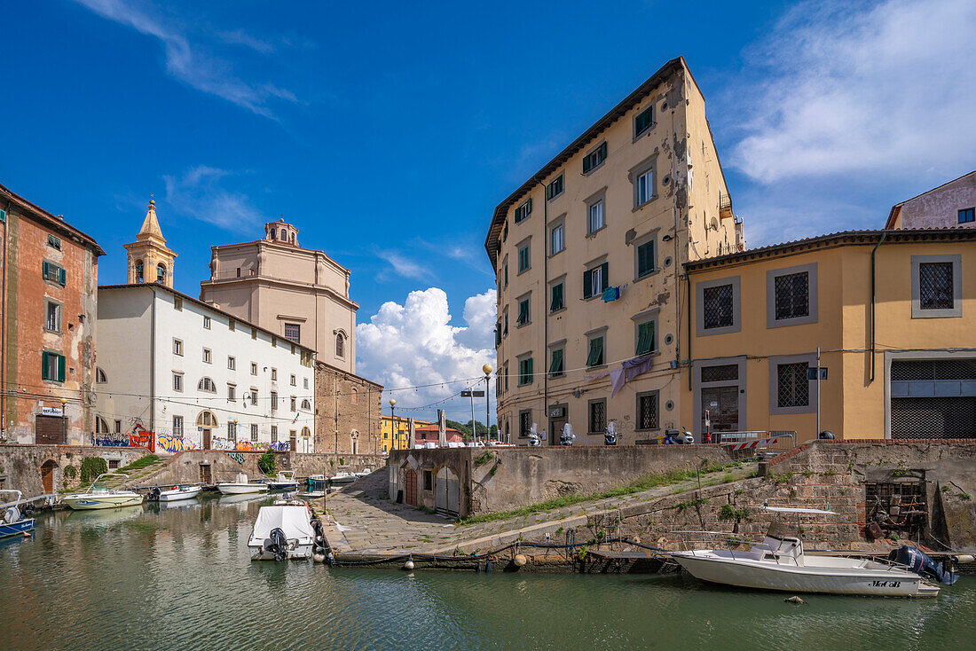 Blick auf die Kirche der Heiligen Katharina und den Kanal, Livorno, Provinz Livorno, Toskana, Italien, Europa