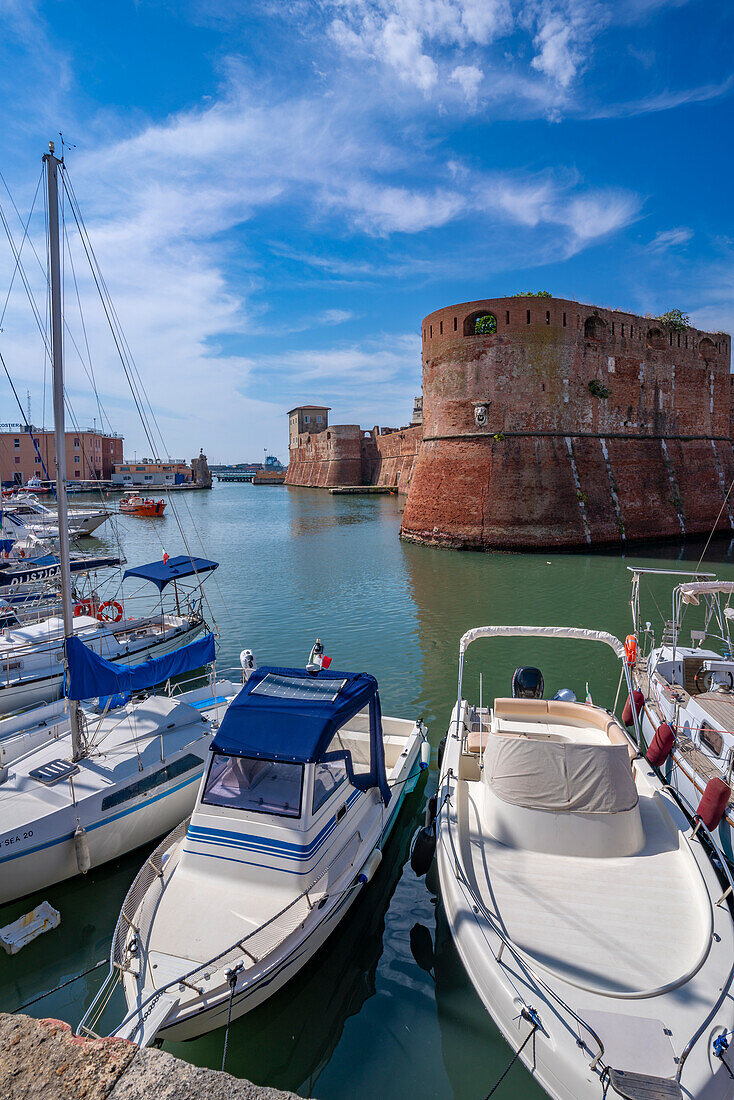 Blick auf die Vecchia-Festung und Boote im Hafen, Livorno, Provinz Livorno, Toskana, Italien, Europa