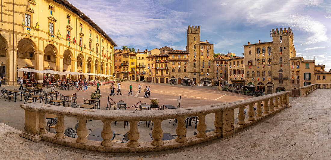 Blick auf Restaurants auf der Piazza Grande, Arezzo, Provinz Arezzo, Toskana, Italien, Europa