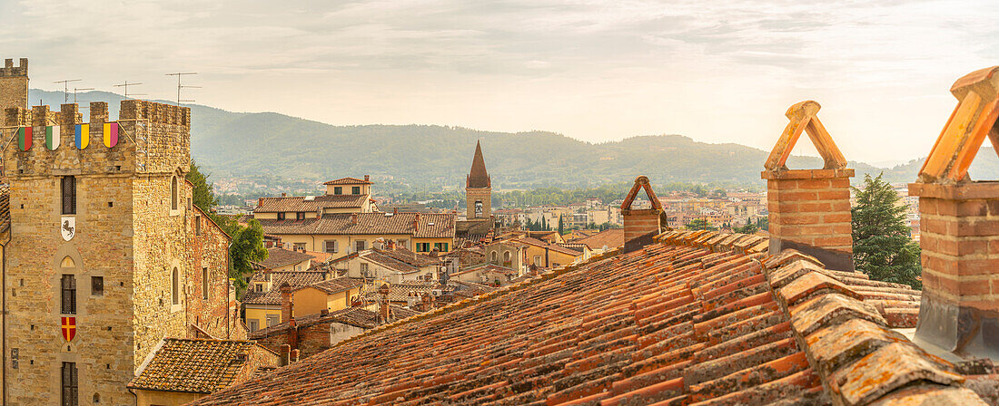 Blick auf die Skyline und die Dächer der Stadt vom Palazzo della Fraternita dei Laici, Arezzo, Provinz Arezzo, Toskana, Italien, Europa