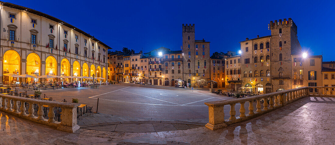 Blick auf die Architektur der Piazza Grande in der Abenddämmerung, Arezzo, Provinz Arezzo, Toskana, Italien, Europa