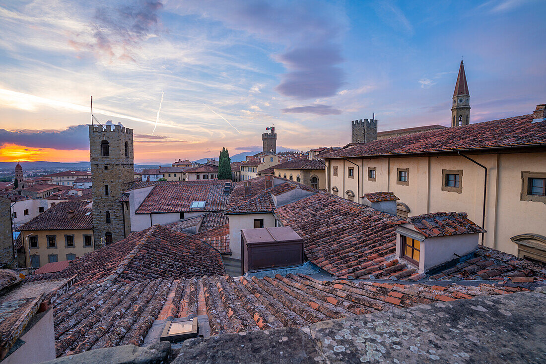 Blick auf die Skyline und die Dächer der Stadt vom Palazzo della Fraternita dei Laici bei Sonnenuntergang, Arezzo, Provinz Arezzo, Toskana, Italien, Europa