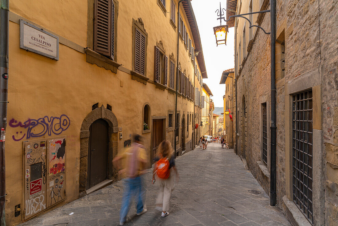 Blick auf eine schmale Straße in der Nähe des Doms von Arezzo, Arezzo, Provinz Arezzo, Toskana, Italien, Europa
