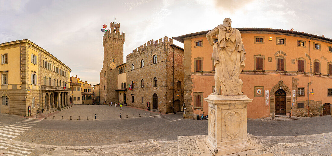 Blick auf den Palazzo dei Priori vom Dom von Arezzo aus, Arezzo, Provinz Arezzo, Toskana, Italien, Europa