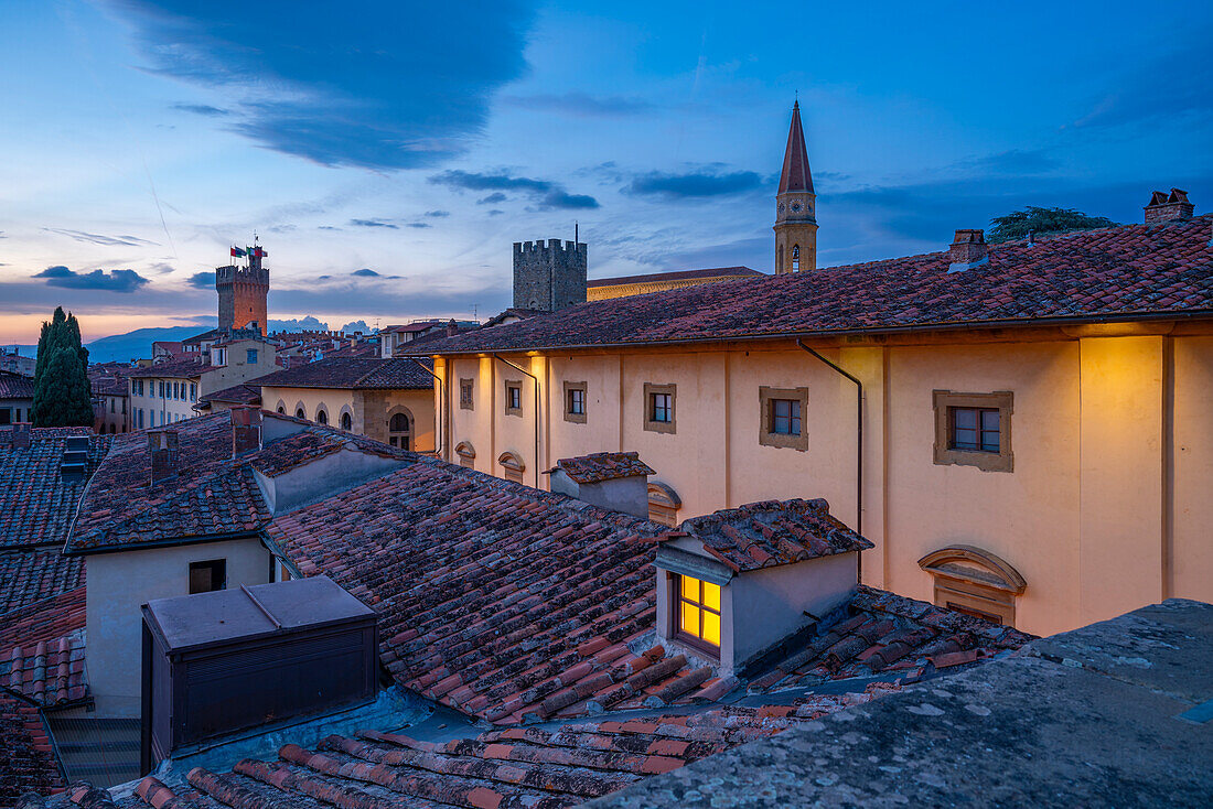 Blick auf die Skyline und die Dächer der Stadt vom Palazzo della Fraternita dei Laici in der Abenddämmerung, Arezzo, Provinz Arezzo, Toskana, Italien, Europa