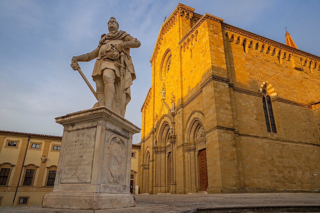 Blick auf die Statue von Ferdinando I. de' Medici und den Dom von Arezzo, Arezzo, Provinz Arezzo, Toskana, Italien, Europa
