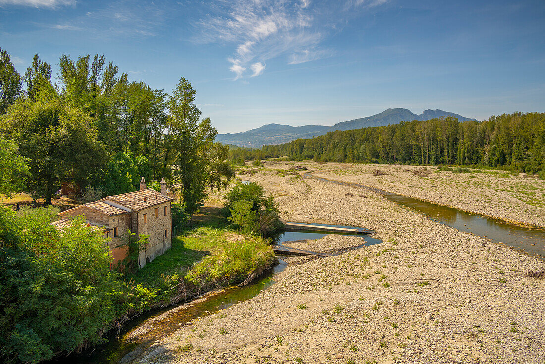 Blick auf den Fluss von der Ponte Santa Maria Maddalena, Provinz San Rimini, Emilia-Romagna, Italien, Europa