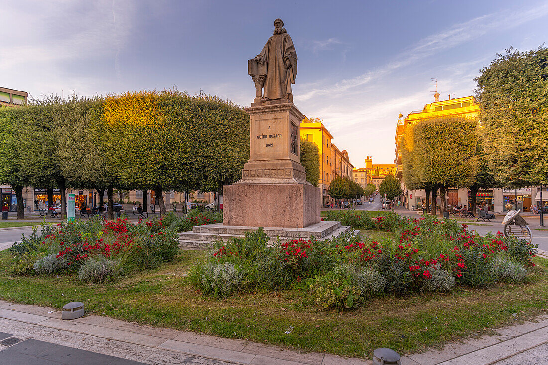 Blick auf die Guido-Monaco-Statue auf dem Guido-Monaco-Platz, Arezzo, Provinz Arezzo, Toskana, Italien, Europa