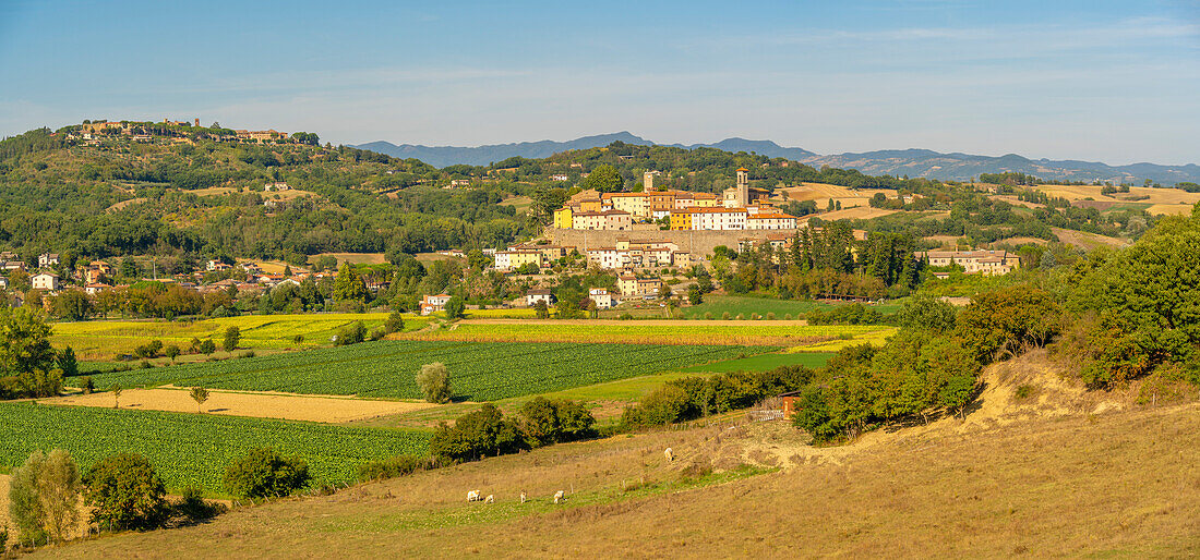 Blick auf Monterchi und die umliegende Landschaft, Provinz Arezzo, Toskana, Italien, Europa