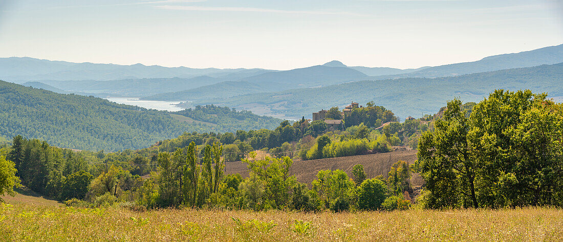 Blick auf Schloss und Landschaft bei Viamaggio, Provinz Arezzo, Toskana, Italien, Europa