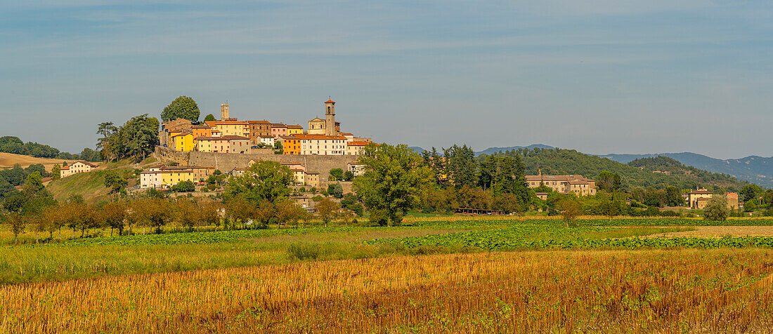 Blick auf Monterchi und die umliegende Landschaft, Provinz Arezzo, Toskana, Italien, Europa