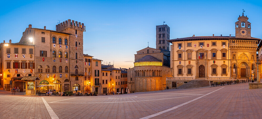 Blick auf die Architektur der Piazza Grande in der Abenddämmerung, Arezzo, Provinz Arezzo, Toskana, Italien, Europa