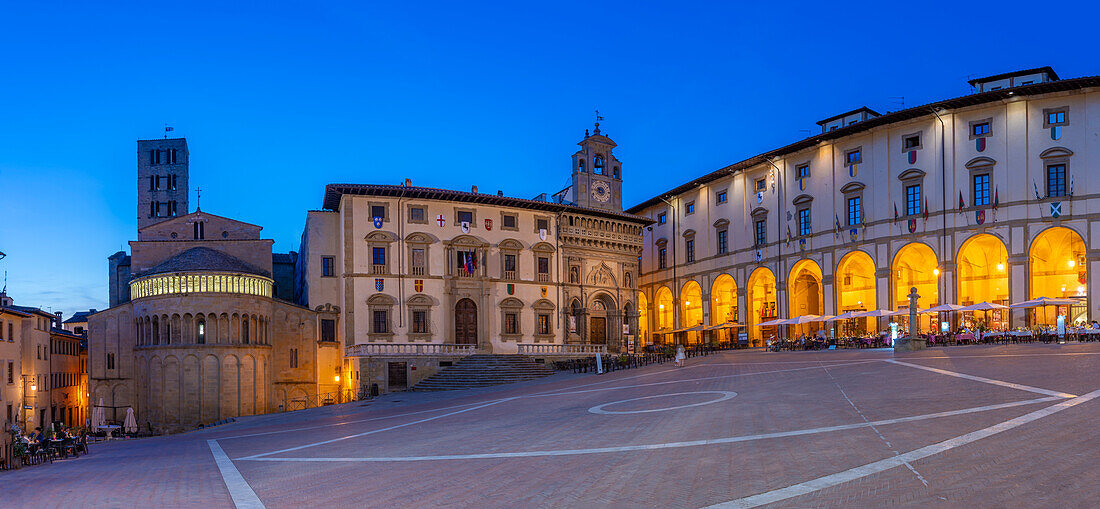 Blick auf die Architektur der Piazza Grande in der Abenddämmerung, Arezzo, Provinz Arezzo, Toskana, Italien, Europa