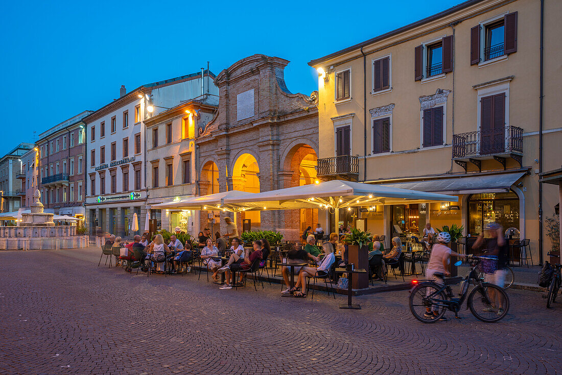 Blick auf das Restaurant auf der Piazza Cavour in Rimini in der Abenddämmerung, Rimini, Emilia-Romagna, Italien, Europa