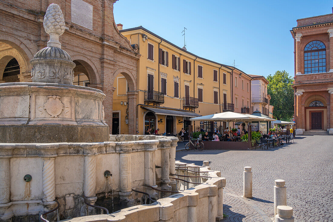 Blick auf Brunnen und Restaurant auf der Piazza Cavour in Rimini, Rimini, Emilia-Romagna, Italien, Europa
