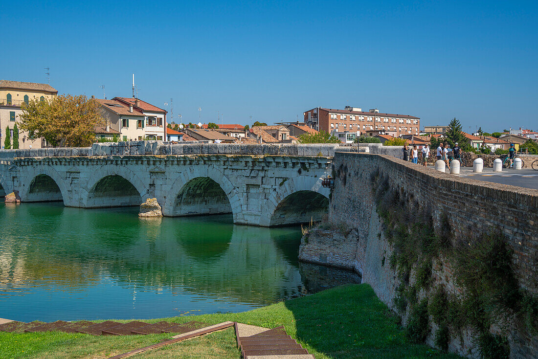 Blick auf die Ponte di Tiberio, die sich im Kanal von Rimini im Stadtteil Borgo San Giuliano in Rimini spiegelt, Rimini, Emilia-Romagna, Italien, Europa