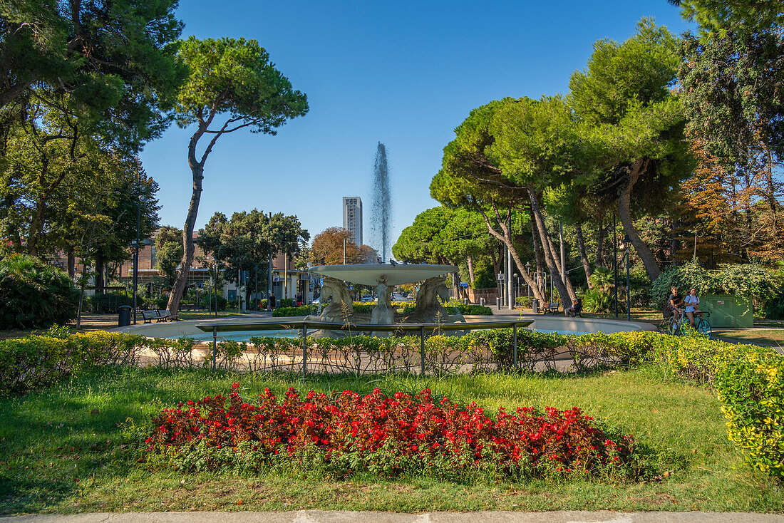 Blick auf Wasserfontäne im Parco Federico Fellini am Strand von Rimini, Rimini, Emilia-Romagna, Italien, Europa