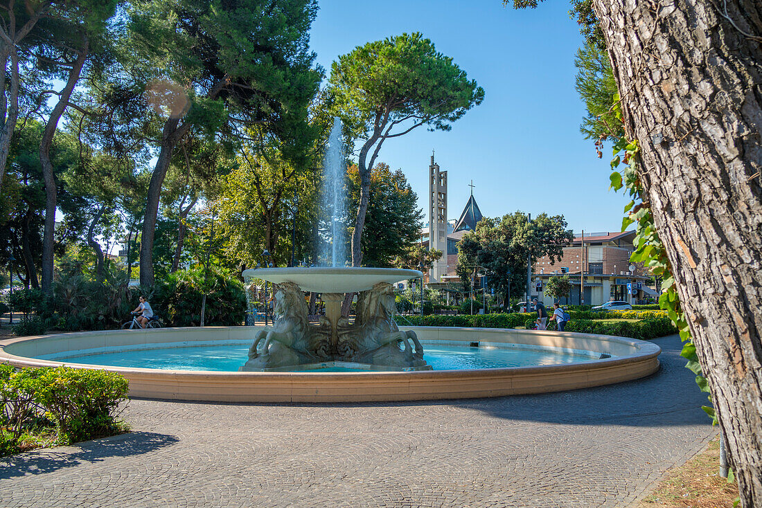 Blick auf Wasserfontäne im Parco Federico Fellini am Strand von Rimini, Rimini, Emilia-Romagna, Italien, Europa